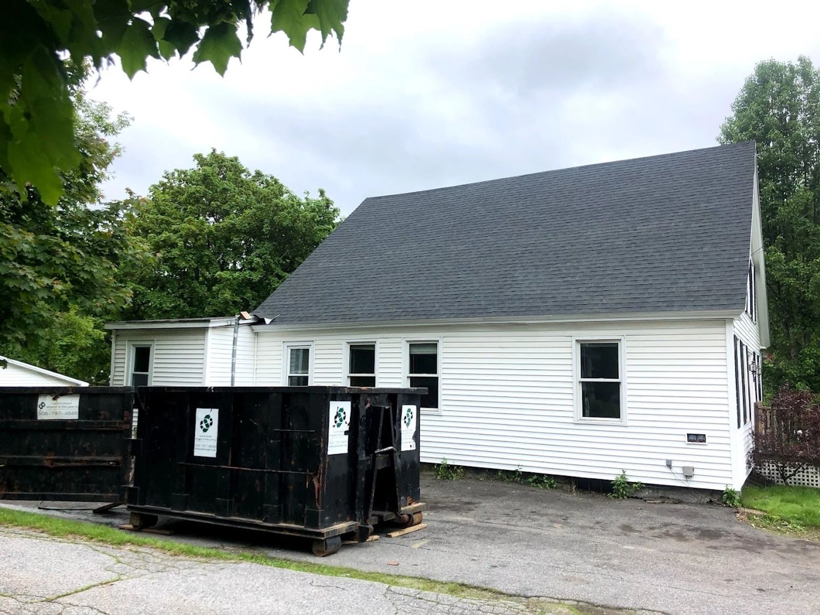 Completed architectural shingle roof on a New England home